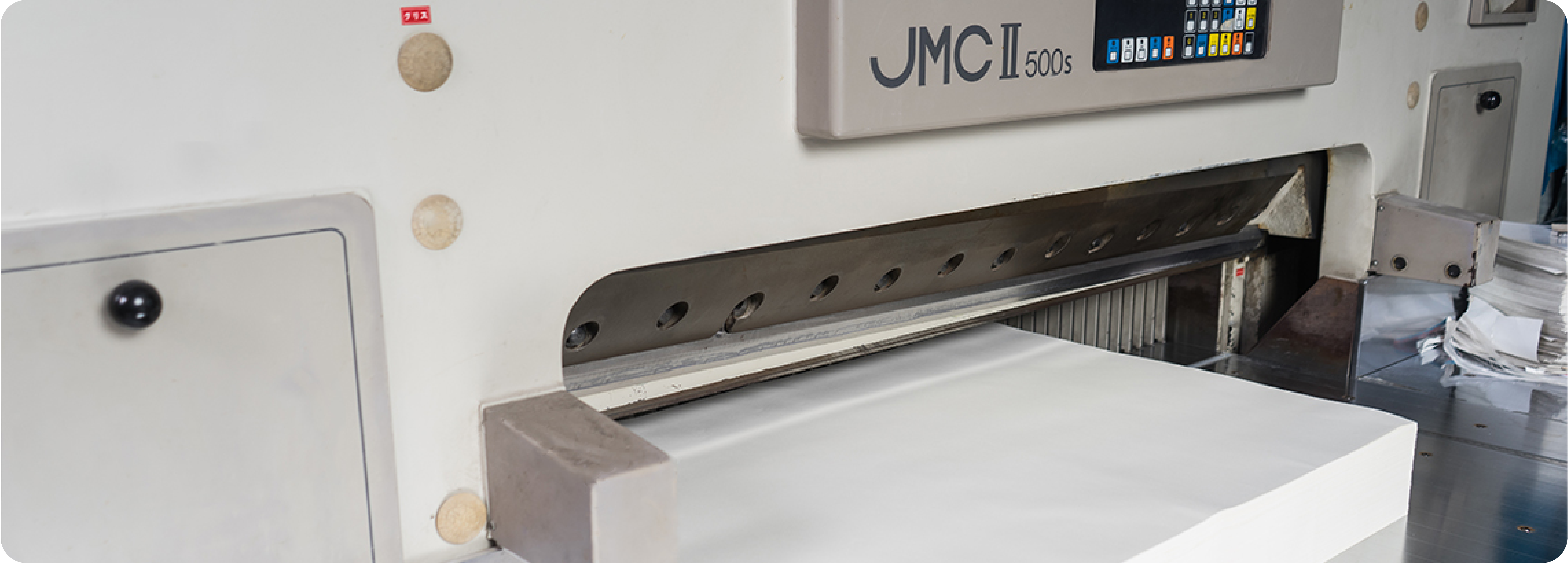 Máy cắt giấy JMC II 500s tại xưởng in của Crabit